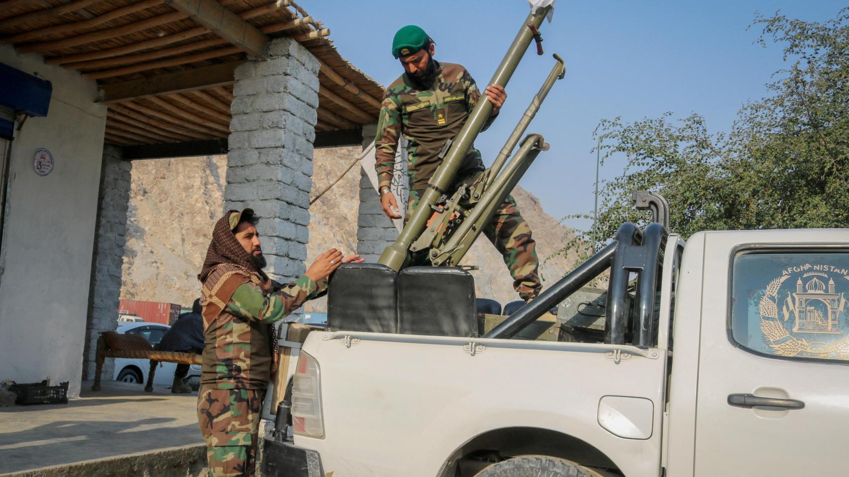 Las 5 claves del conflicto entre Pakistán y Afganistán: de ser aliados a la guerra abierta en tan sólo 5 años de régimen talibán