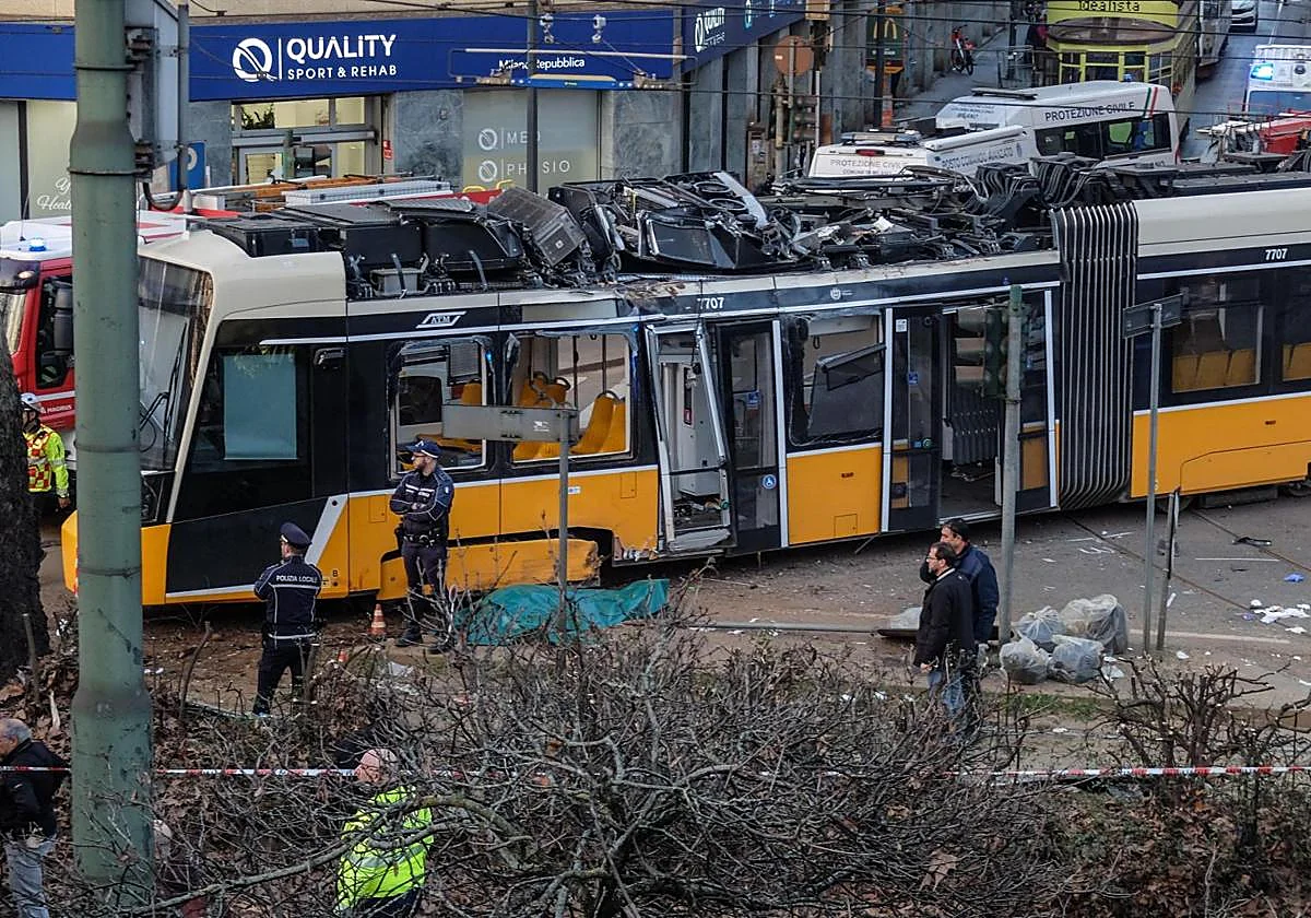 Al menos dos muertos y 40 heridos por el descarrilamiento de un tranvía en Milán
