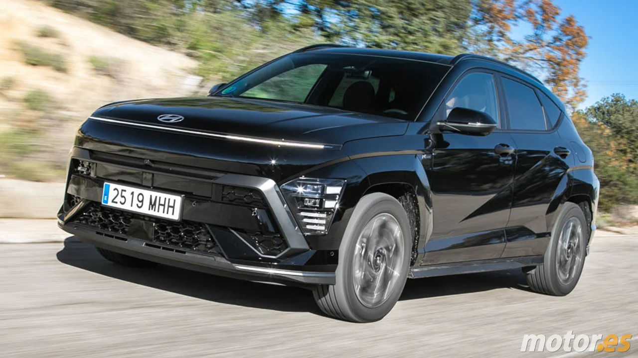 El Hyundai KONA híbrido mejor equipado baja 6.000 € y, con etiqueta ECO y 4,7 L/100 km de consumo, genera alarma en Toyota