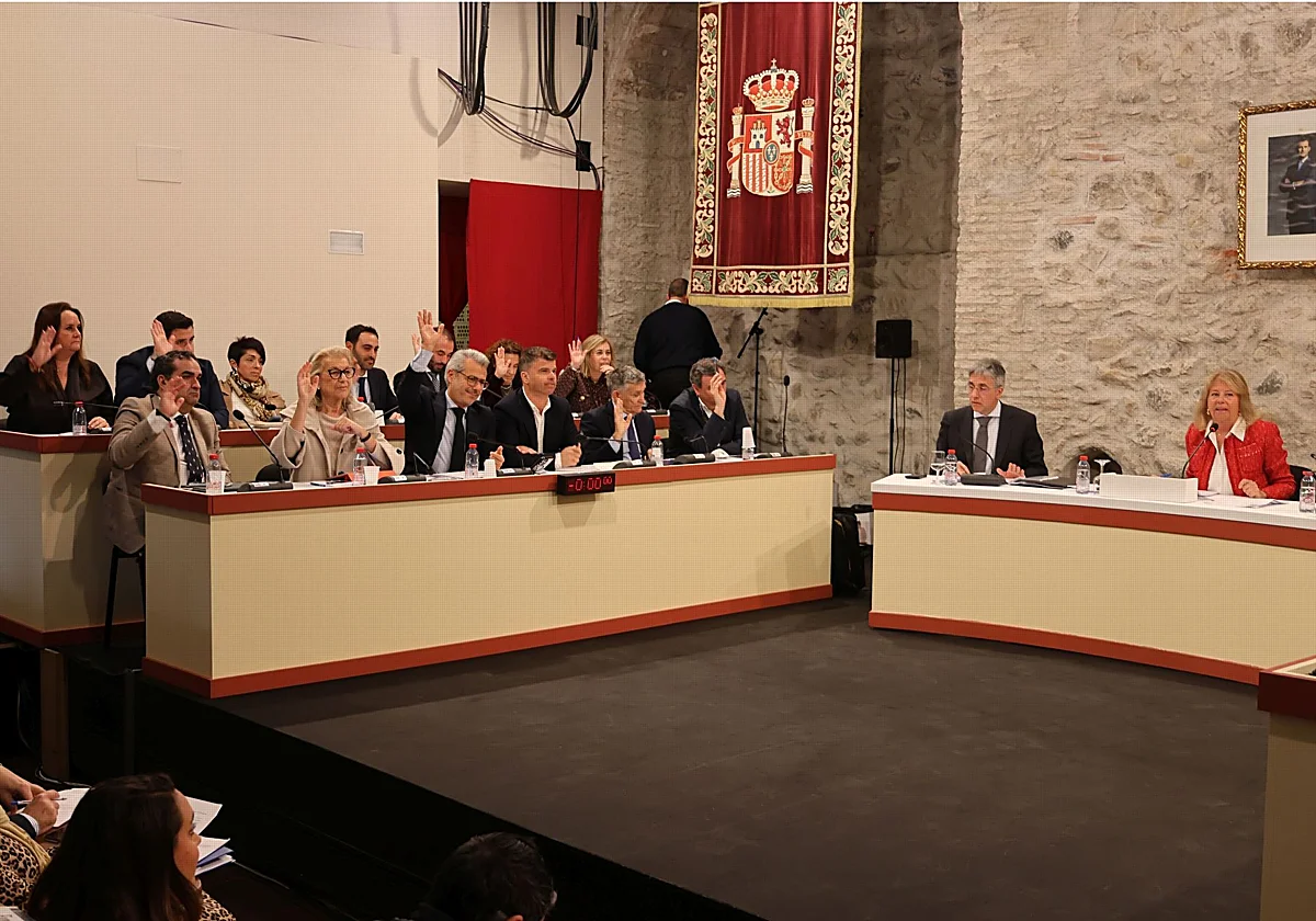 Marbella reclama al Gobierno inversiones «urgentes» en las playas y medidas frente al «colapso» ferroviario