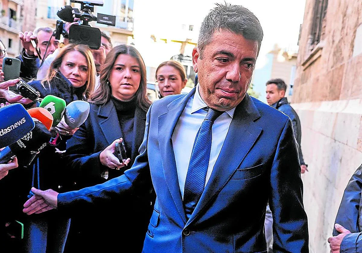 El lapso de 28 minutos en el coche de Mazón: nadie sabe nada