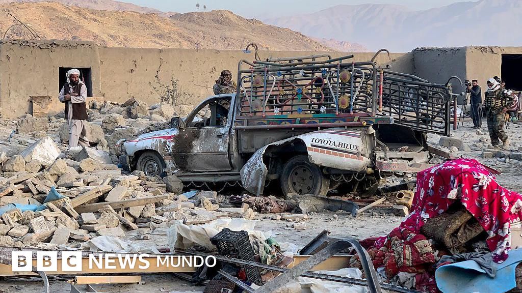 Pakistán ataca Kabul y otras ciudades de Afganistán y declara una "guerra abierta"