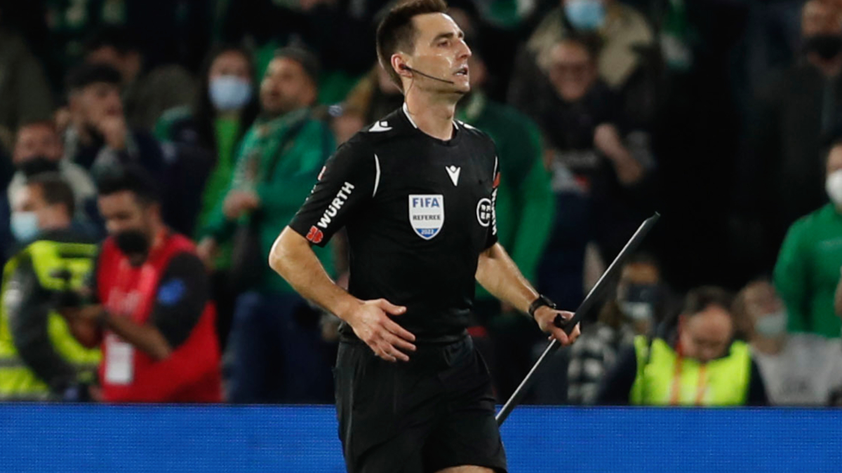 De Burgos Bengoetxea, el árbitro del derbi copero del 'palo', pitará mañana en La Cartuja