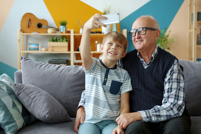 Algo bueno tiene que te encasqueten a los nietos: la ciencia apunta que es un gran escudo contra el deterioro cognitivo