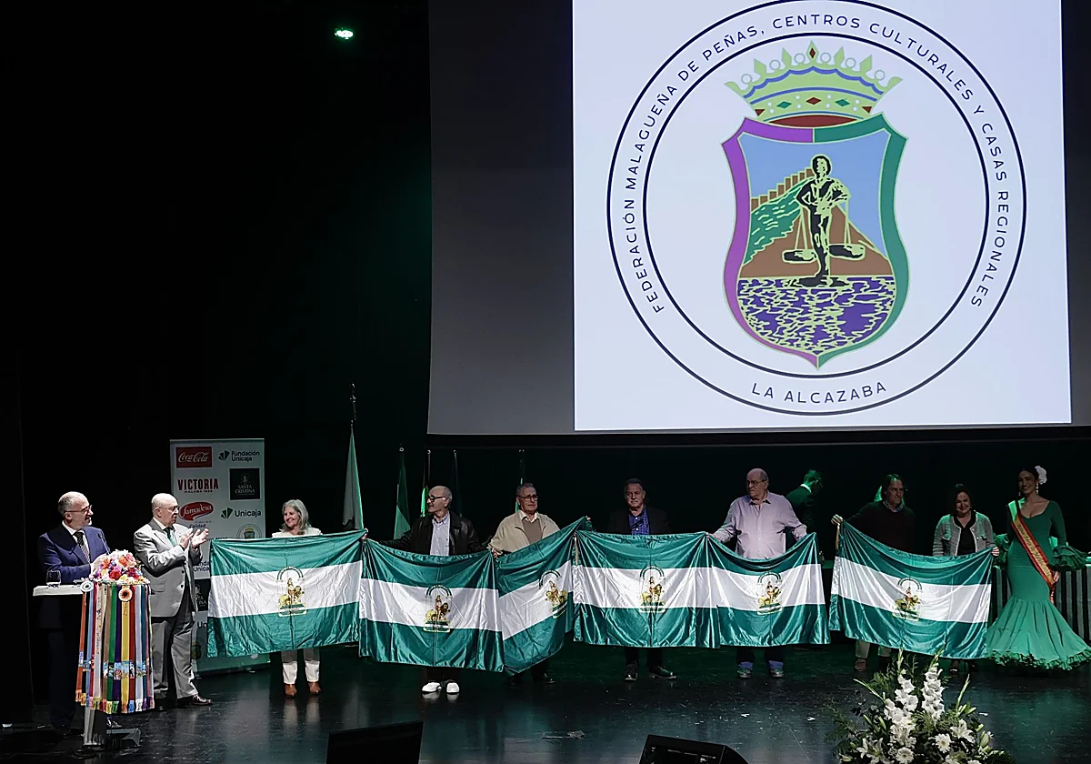 Las peñas se erigen en defensa de las tradiciones y muro contra la soledad en Málaga