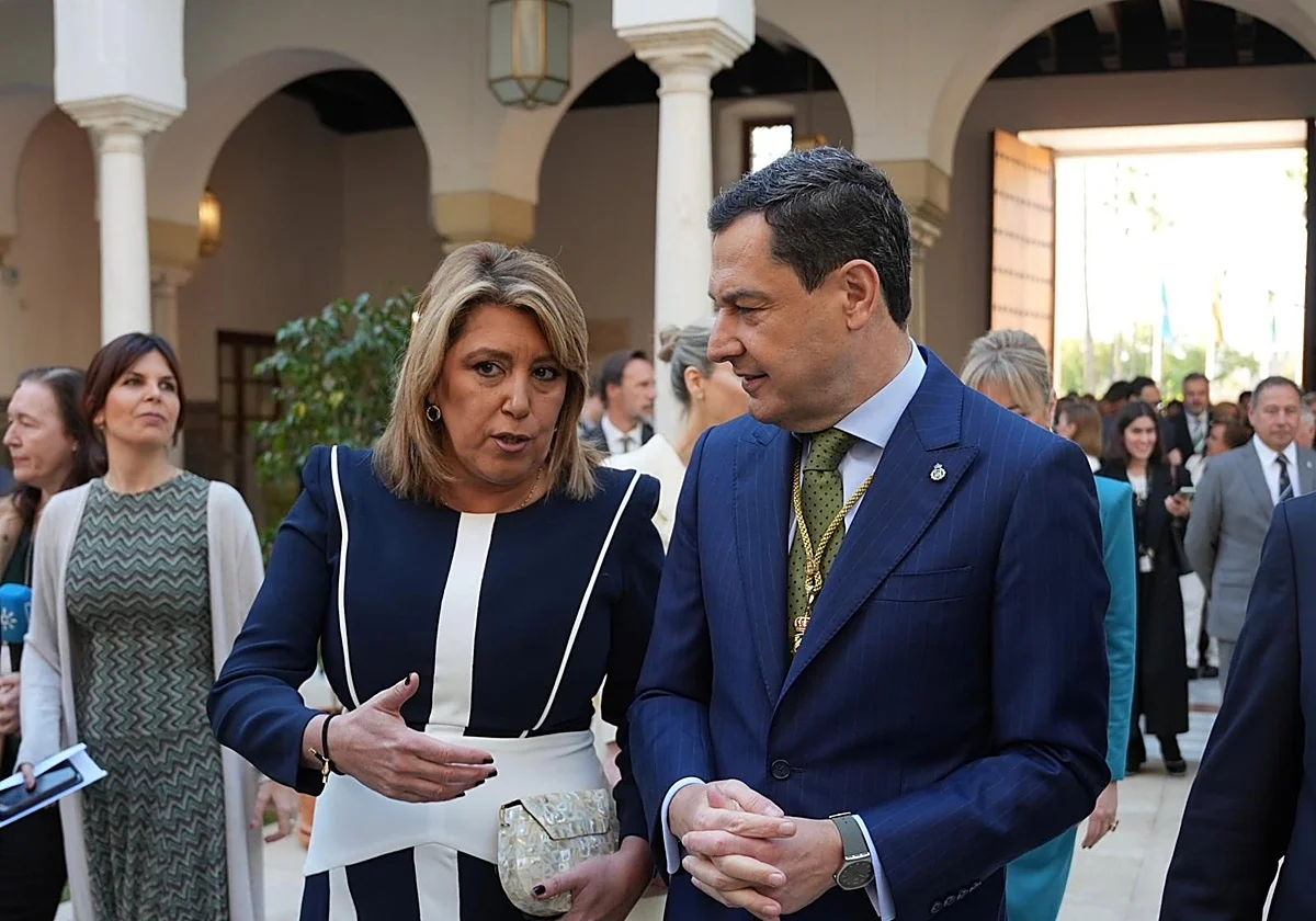 Reencuentro en el Parlamento de Juanma Moreno y Susana Díaz en la celebración del 28F