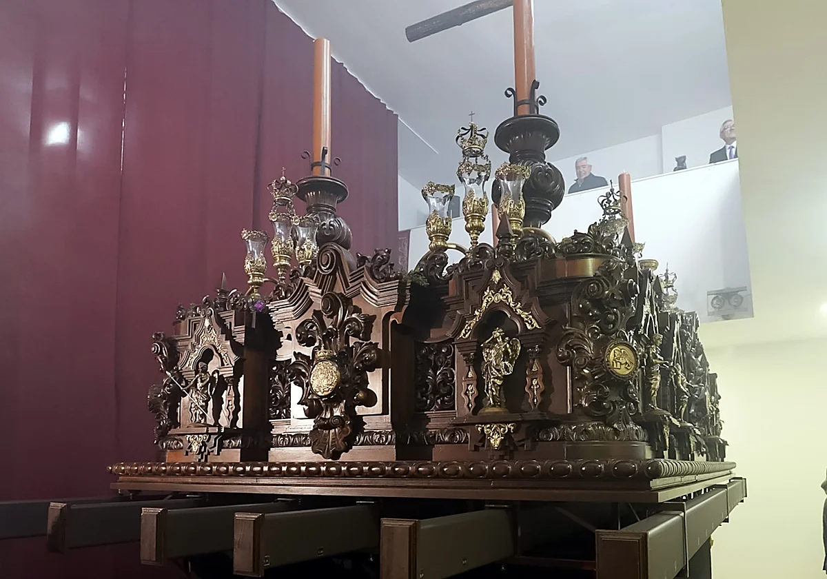 La Crucifixión culmina la reforma del trono de su Cristo