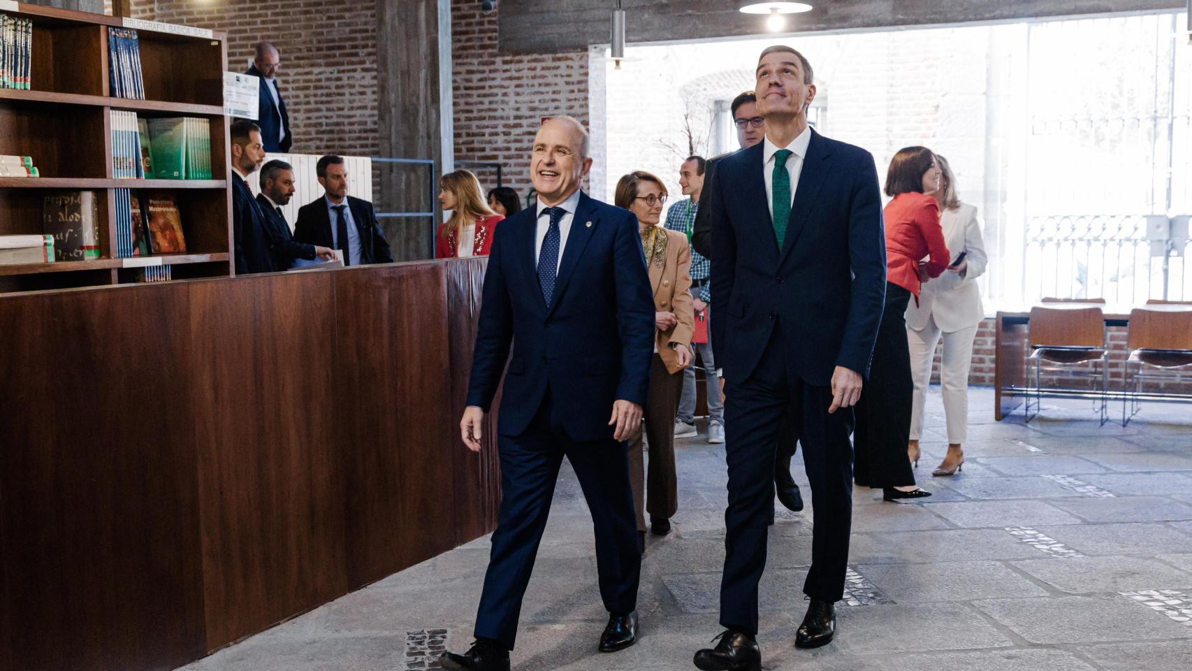 El objetivo secreto de la guerra de Sánchez contra la educación privada: evitar que gane la carrera de la enseñanza 'online'