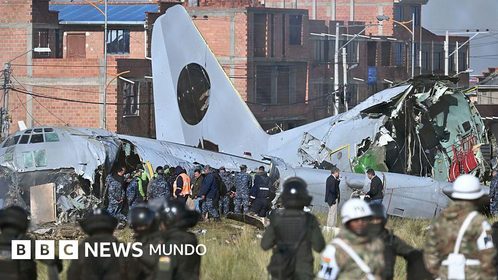 Al menos 20 muertos y 30 heridos al estrellarse un avión militar que transportaba billetes en Bolivia