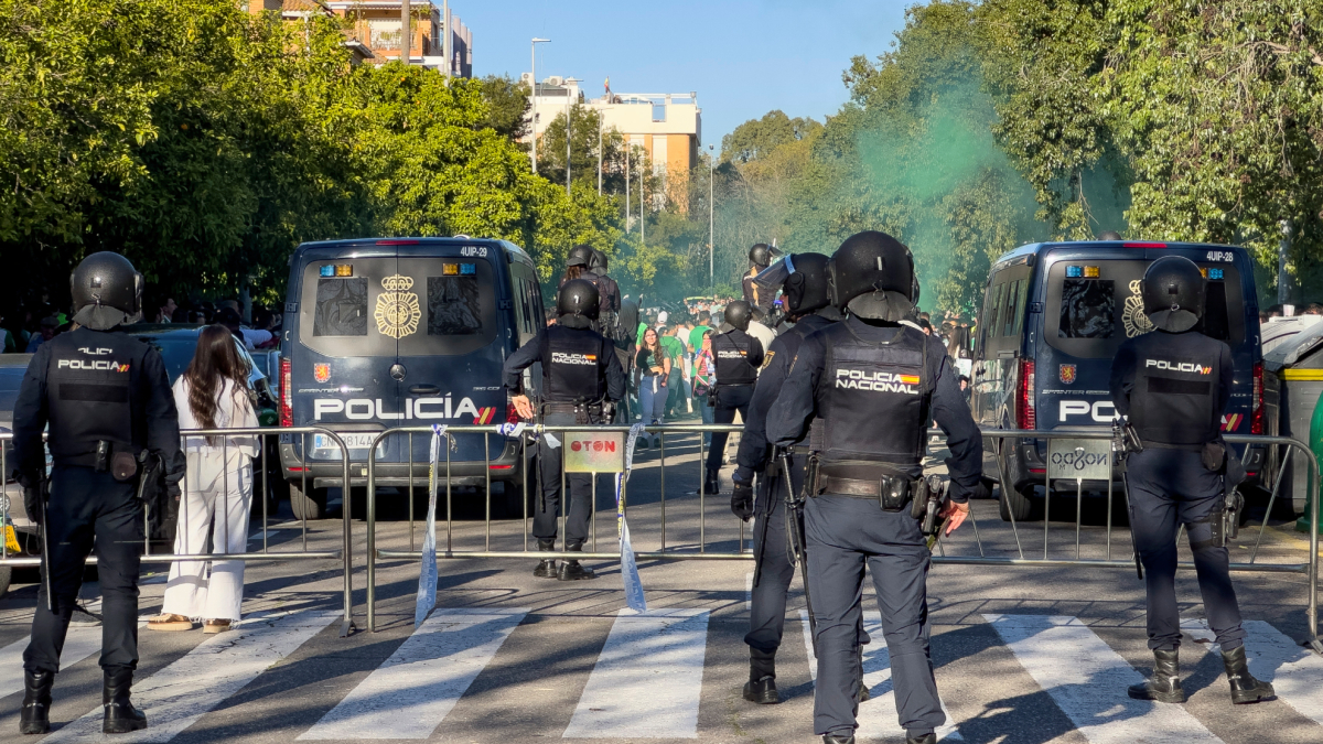 La Policía Nacional evita dos reyertas entre ultras de Betis y Sevilla con 78 identificados y un detenido