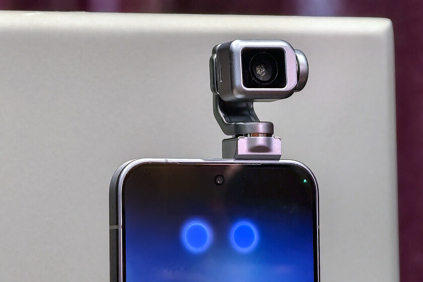 He visto el resultado de una noche loca entre un móvil y un robot: el Honor Robot Phone lo mismo baila tu música que te hace fotos