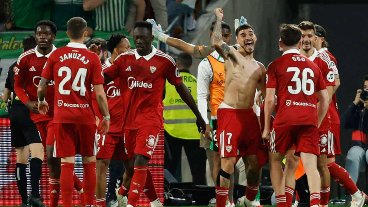 La polémica celebración de Isaac que encendió el derbi: colgó su camiseta del banderín de córner