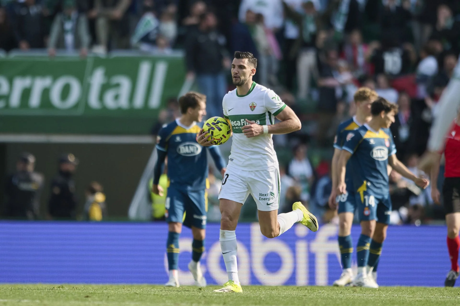 Rafa Mir, en el centro de la polémica: el acta del Elche-Espanyol recoge un presunto «viniste en patera»
