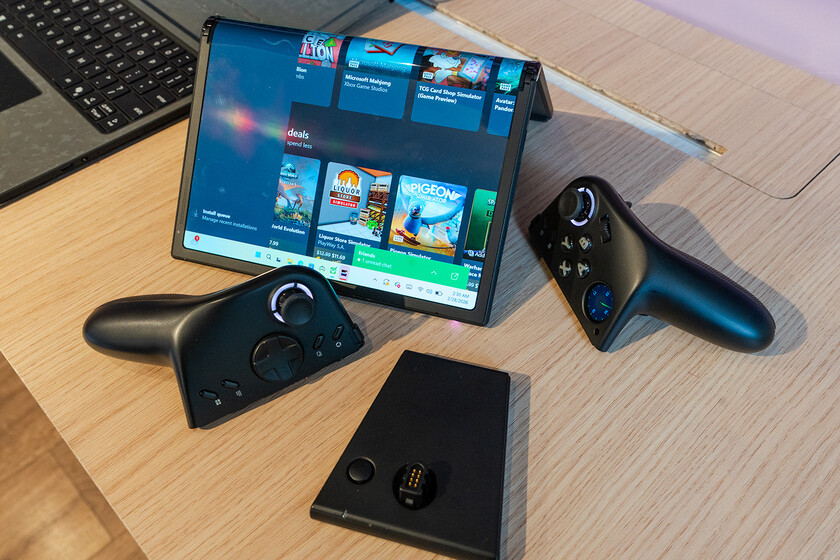 Creía que las consolas portátiles ya estaban definidas. Lenovo ha decidido que también pueden doblarse por la mitad