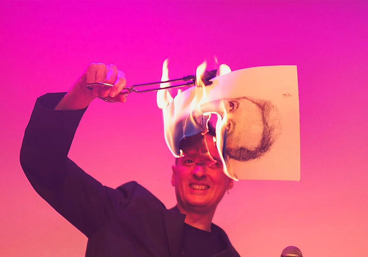 Artistas españoles subastan sus obras mientras las queman