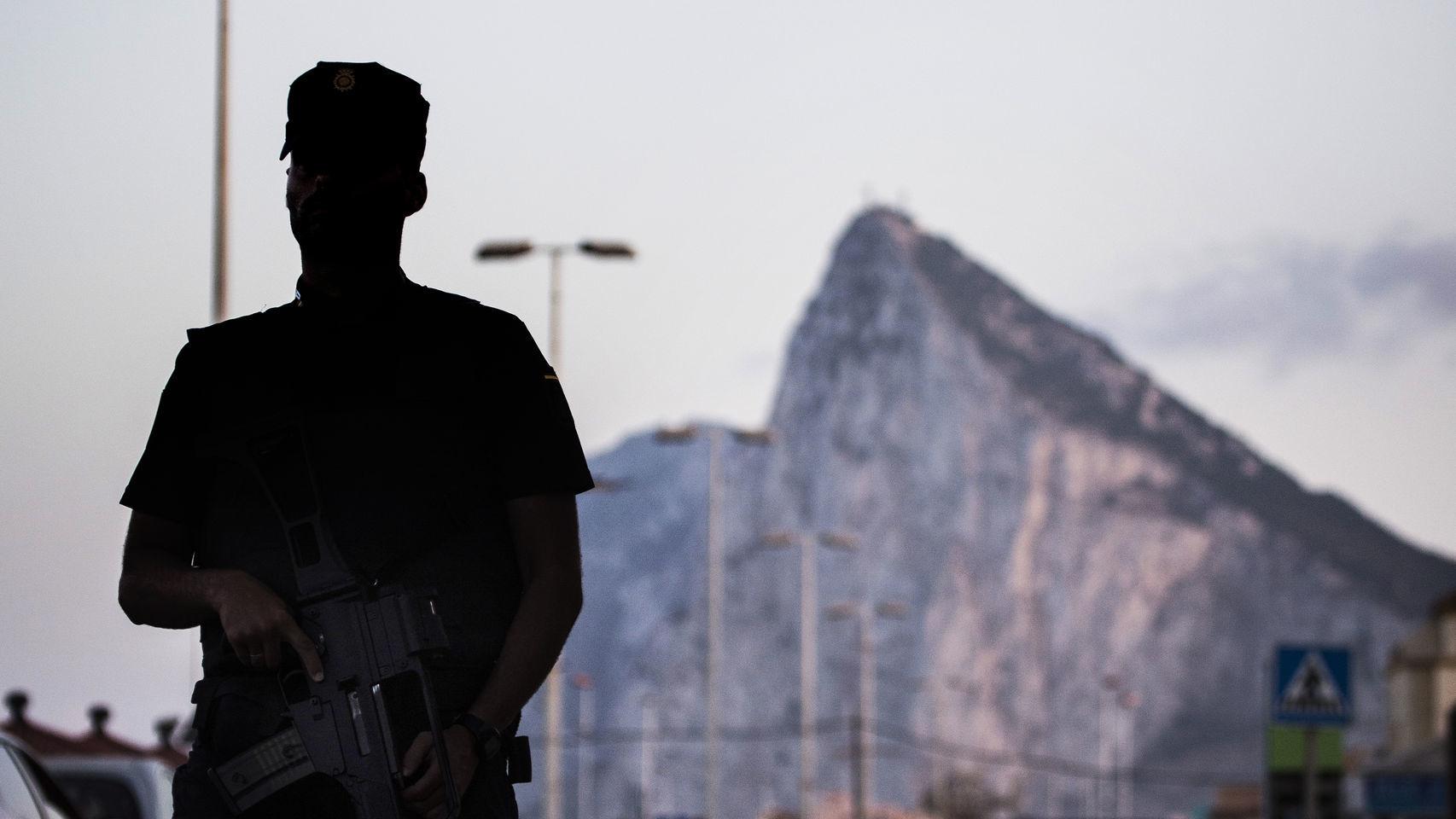 La Verja de Gibraltar cae para el delincuente, no para el policía: deberá pedir permiso en plena persecución para cruzar la raya