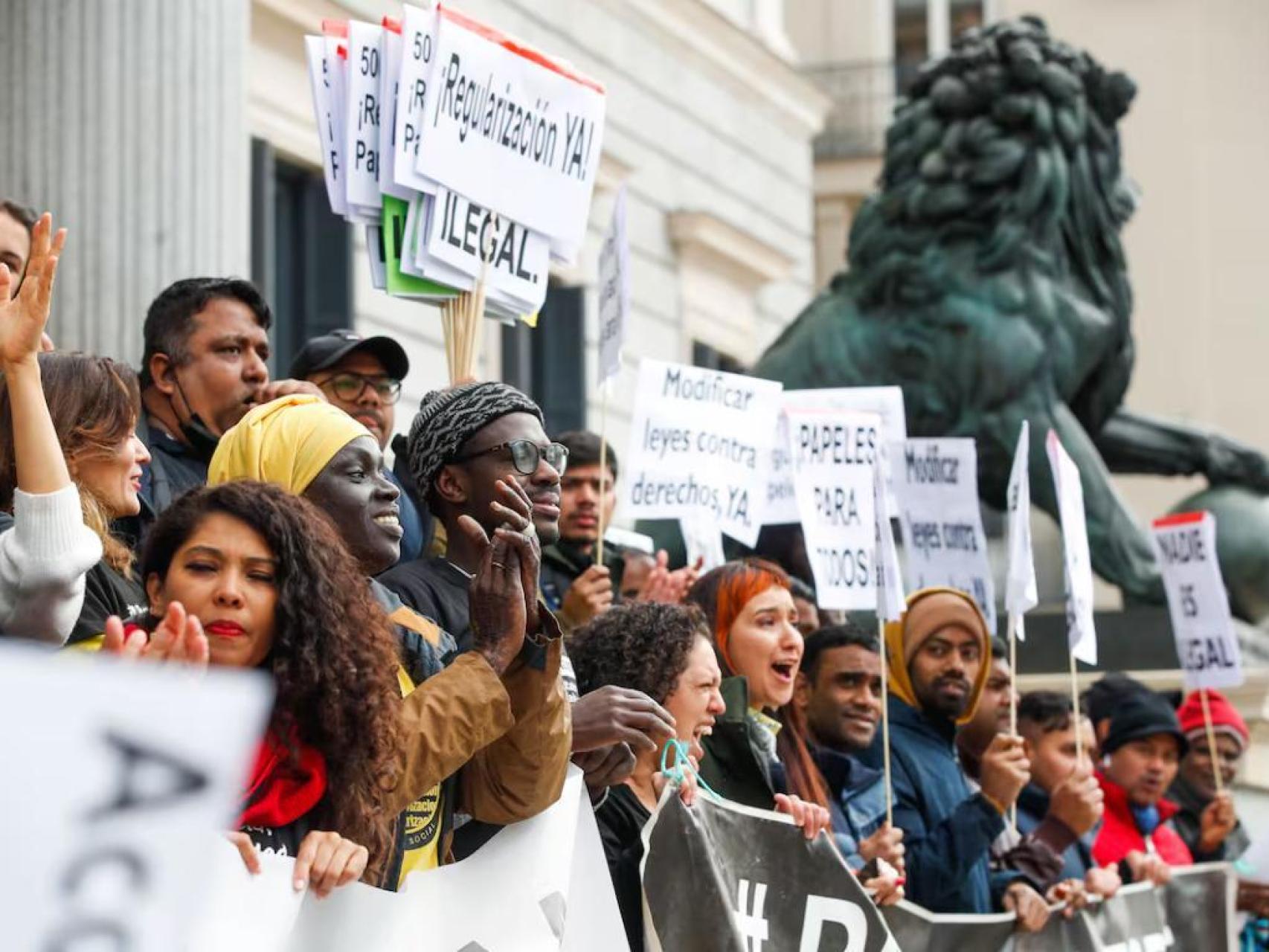 El aluvión de inmigrantes en los servicios y el campo tira a la baja los sueldos: el SMI ya es casi el más habitual en España