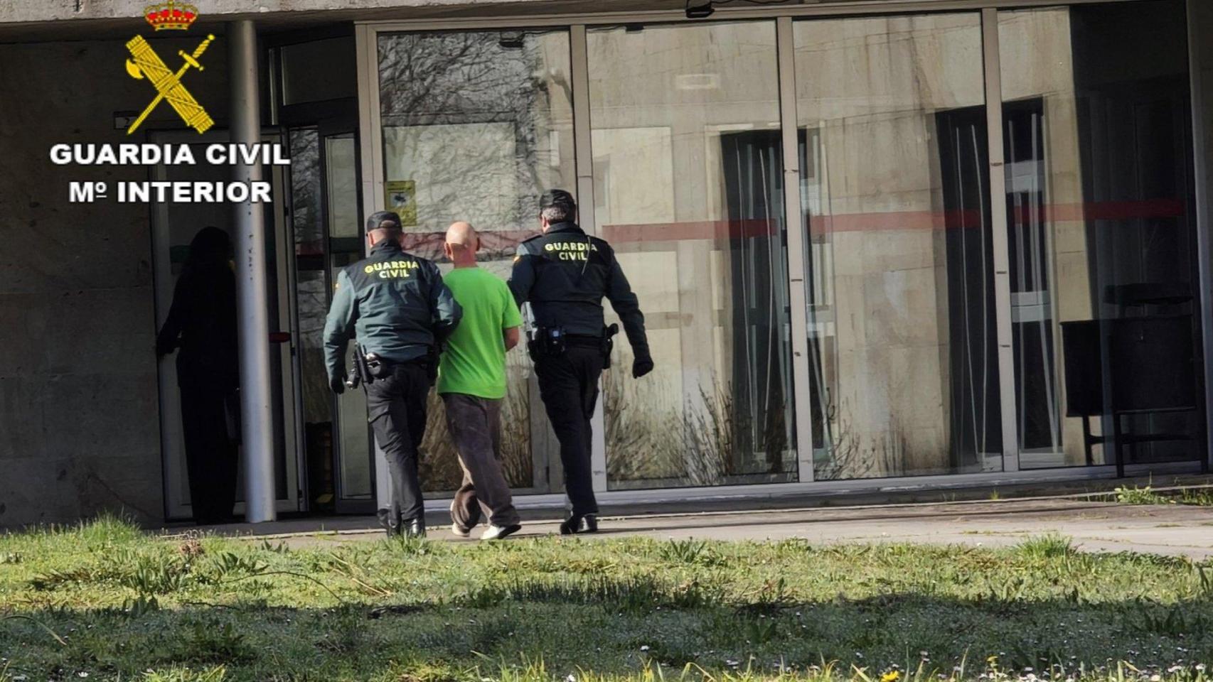 Detenido en Lalín (Pontevedra) por asaltar una vivienda, amenazar al morador con unas tijeras y verter gasolina