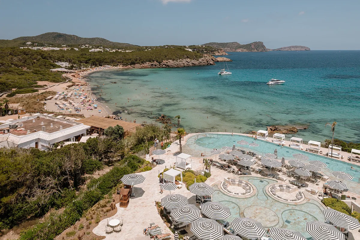 La familia Matutes compra a Azora el 75% de tres hoteles en Ibiza y Sicilia valorados en 300 millones