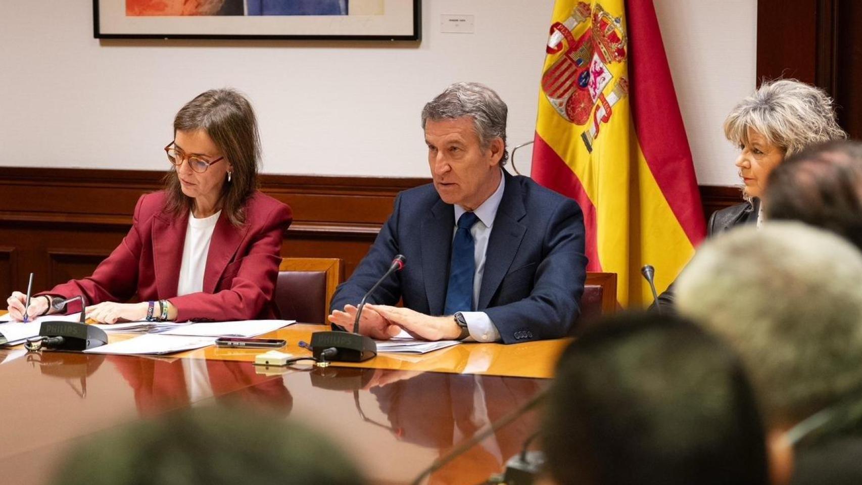 Feijóo promete un 15% más de plazas de médico y equiparar las horas extraordinarias a las ordinarias en una legislatura