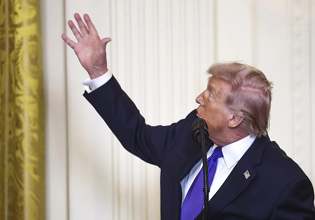 Las cortinas de la Casa Blanca se cuelan en la surrealista comparecencia de Trump sobre la guerra contra Irán: «Me gusta el oro»