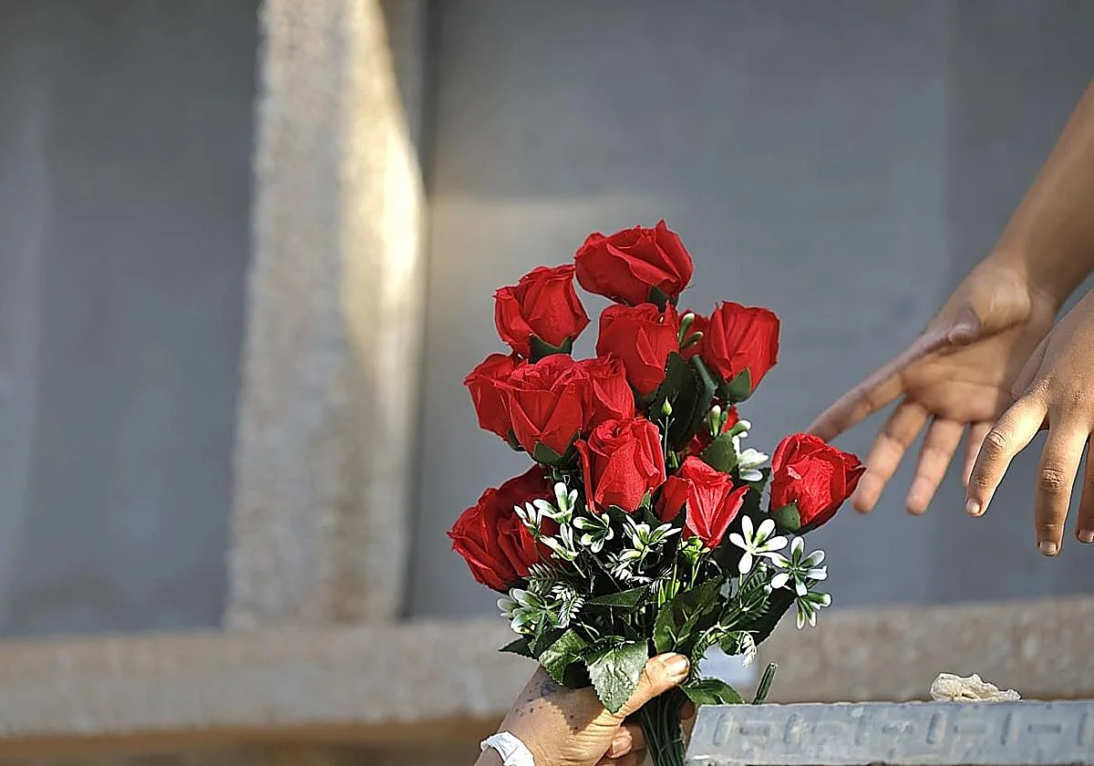 Se ven obligados a pagar el sepelio de su padre al no poder contactar con la aseguradora y ésta se niega a devolverles el dinero