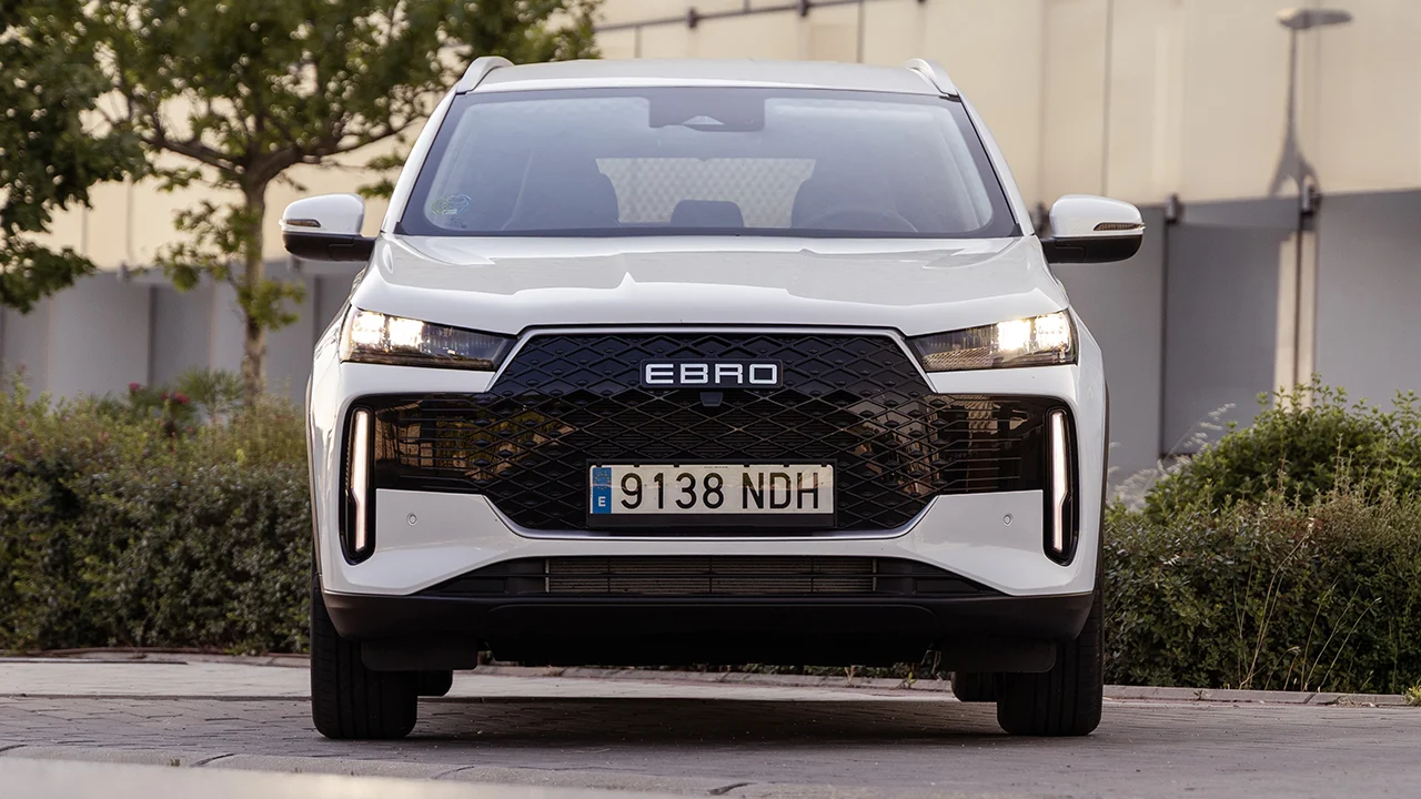 El SUV híbrido de EBRO que arrasa en ventas supera al Ford Puma y, con 7.000 € de rebaja, es más barato que el Renault Captur