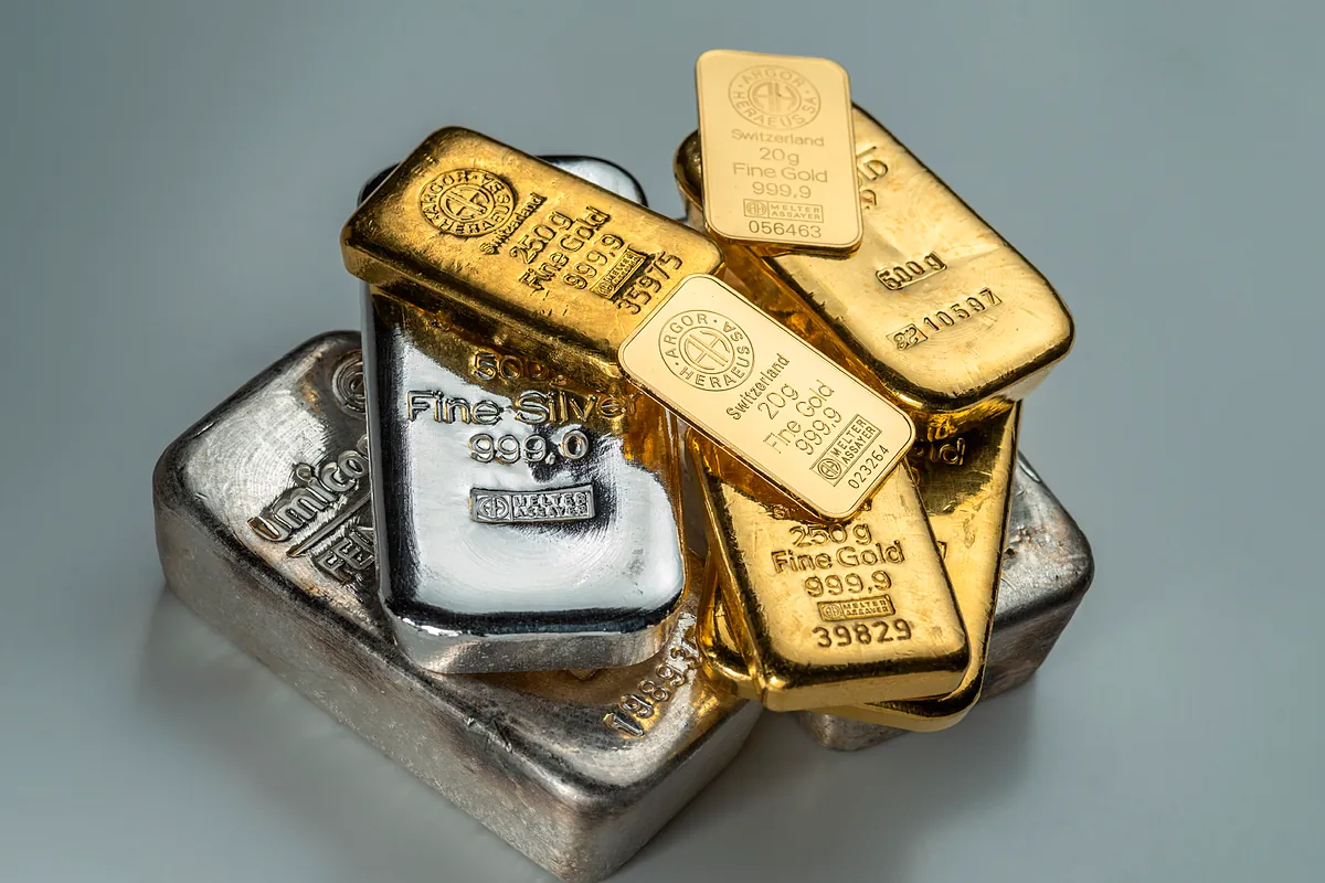 El oro no ejerce de refugio y la plata se desinfla un 10%