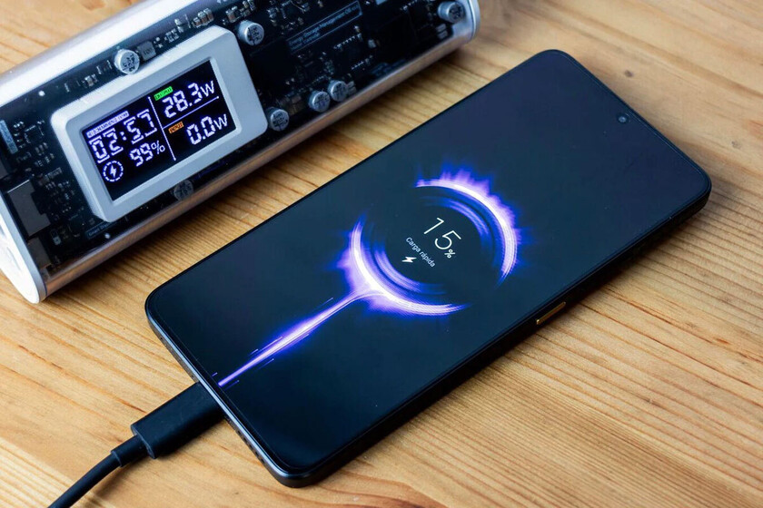 Por qué no es nada recomendable conectar el cargador al móvil antes de conectarlo a la corriente