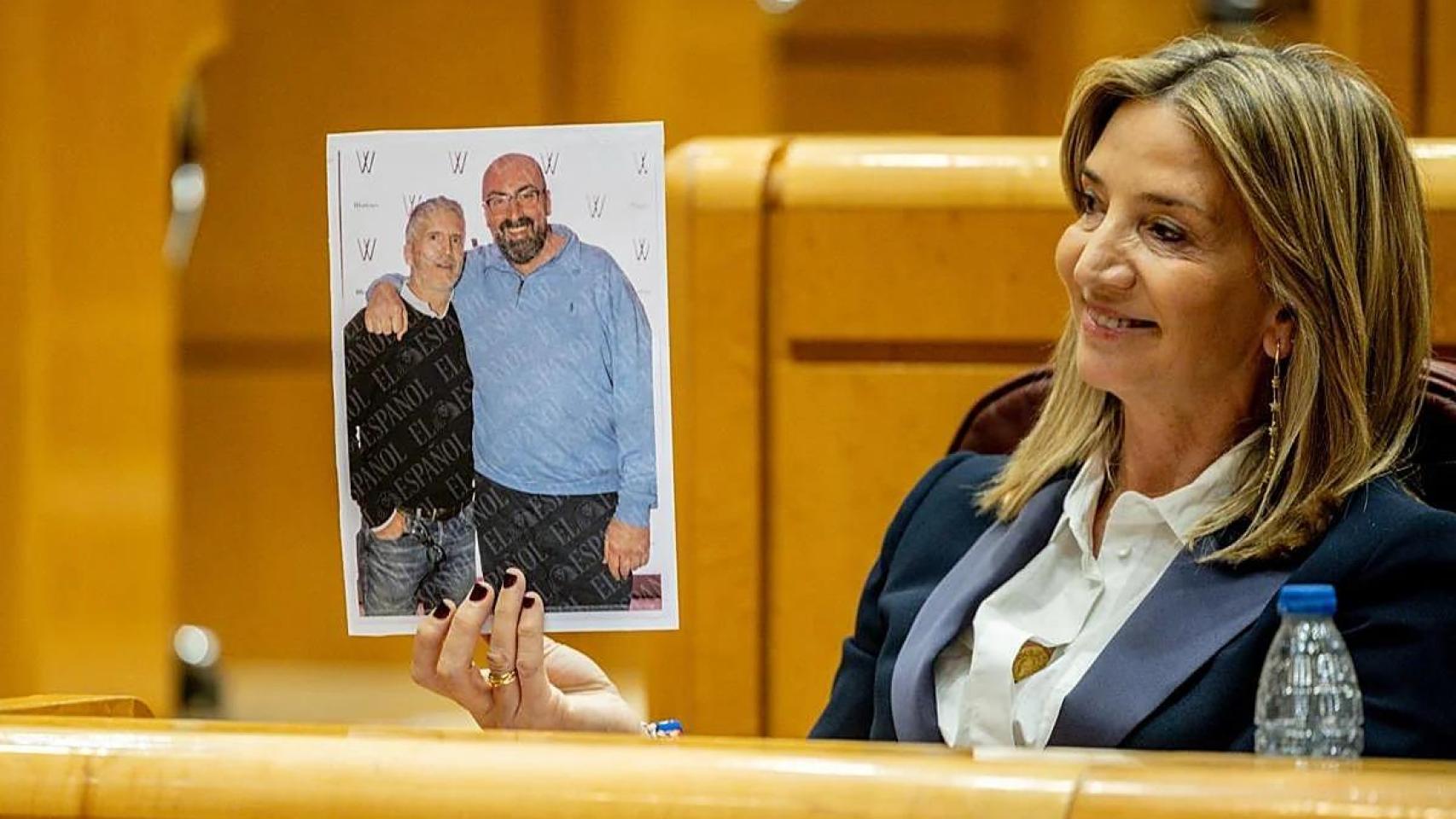 Marlaska llama "niña" a la portavoz del PP en el Senado por mostrarle la fotografía con Koldo publicada por El Español