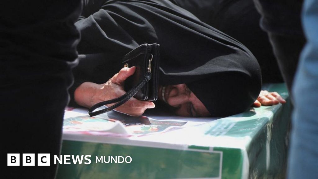 Las imágenes del funeral por las 165 víctimas de la escuela de niñas bombardeada durante los ataques a Irán
