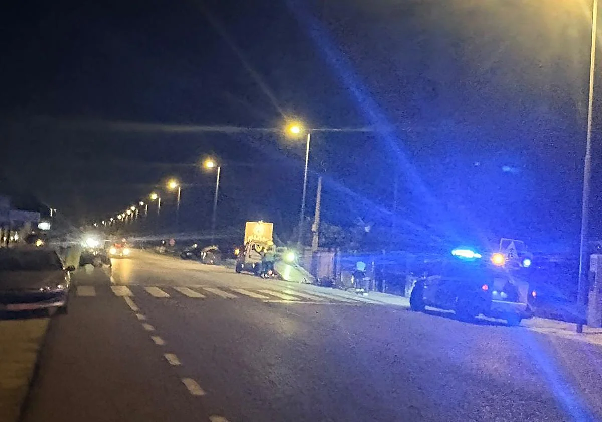 Trasladado grave al hospital un motorista tras chocar con un turismo en la antigua N-340 en Torrox