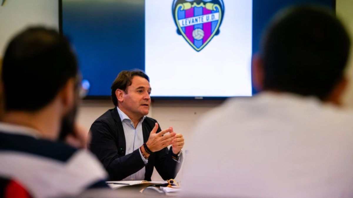 Las deudas de 16,2 millones no registradas provocan el tijeretazo al límite salarial del Levante