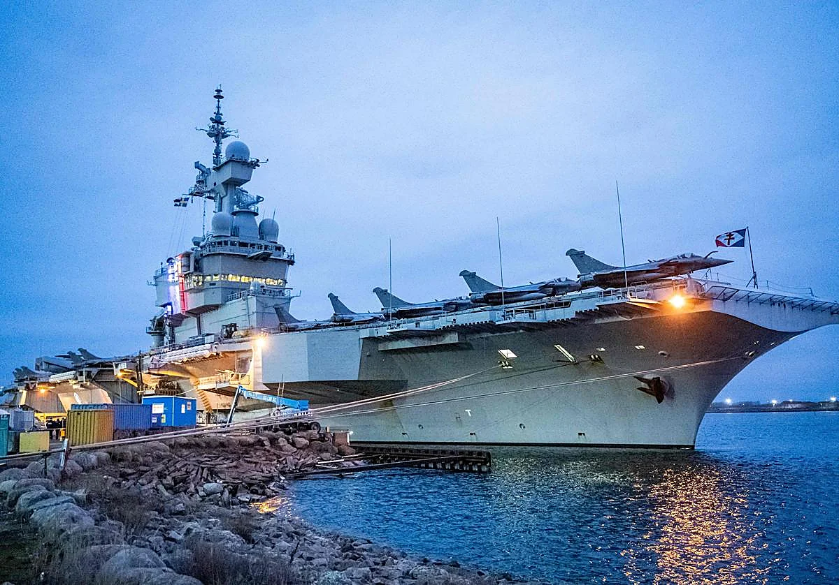 Macron anuncia el envío del portaaviones Charles de Gaulle al Mediterráneo