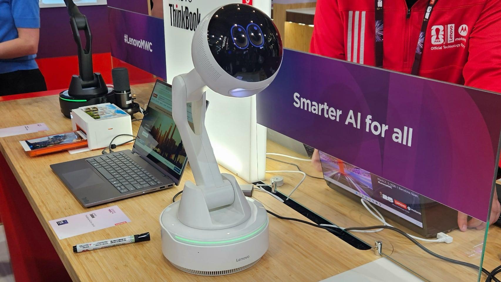 El simpático robot con IA de Lenovo que te acompaña mientras trabajas y también funciona como proyector