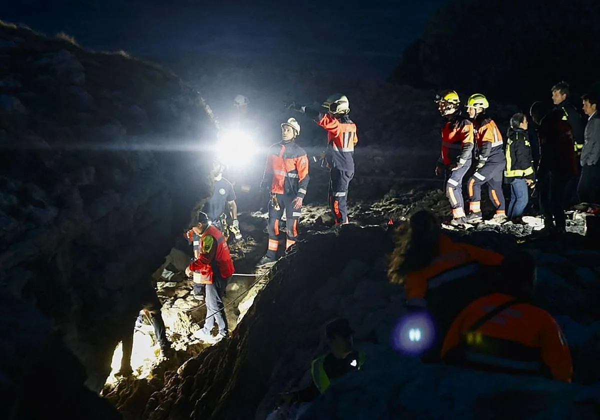 Un testigo de la tragedia de Santander: «Escuché ¡socorro! y vi a la chica agarrada a una grieta en la roca»