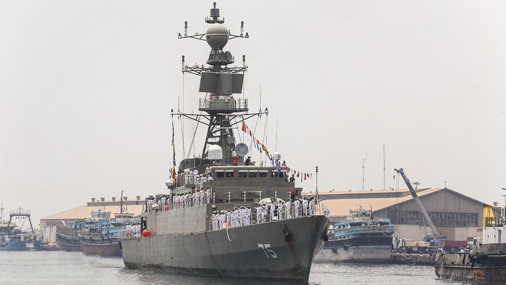 Una fragata de Irán con 180 tripulantes se hunde próxima a Sri Lanka tras el ataque de un submarino de EEUU