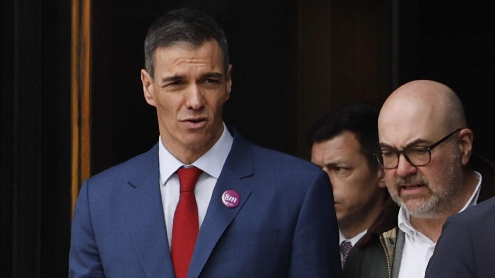 Pedro Sánchez acude a la capilla ardiente de Fernando Ónega: "Con el periodismo contribuyó a ser lo que España es hoy"