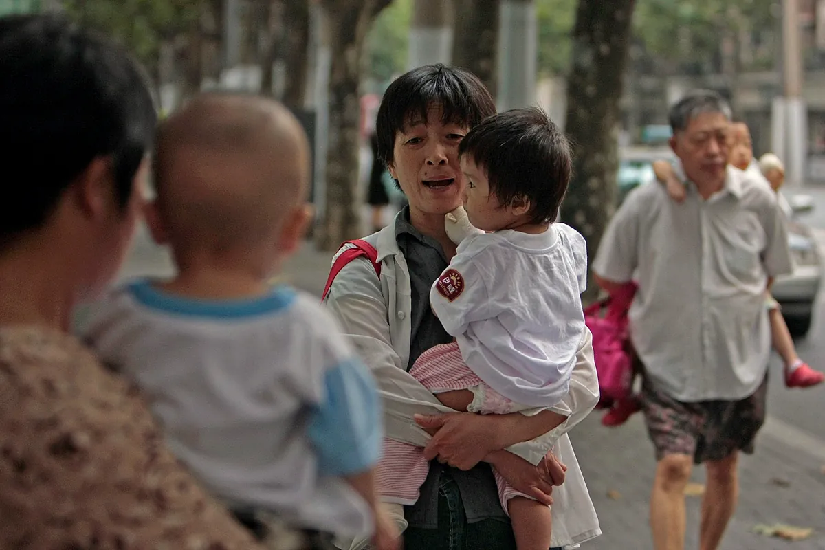 La élite china propone reducir las horas extras y un día festivo más para combatir la baja natalidad