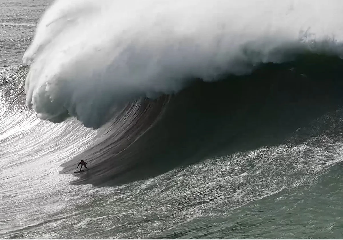 La imagen viral del malagueño Alberto Truncer, cazado por una ola gigante en Nazaré
