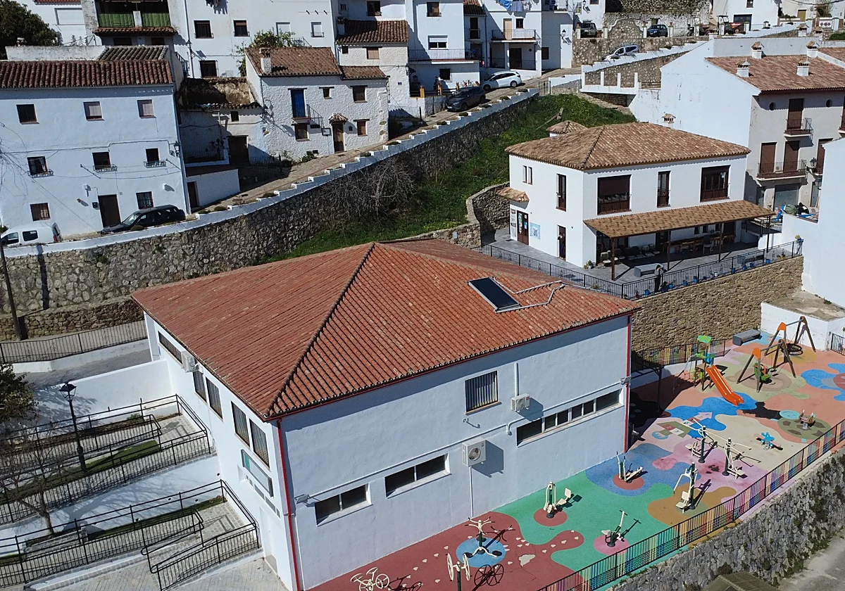 Una nueva rampa mejora el acceso al centro social y al colegio de Benadalid