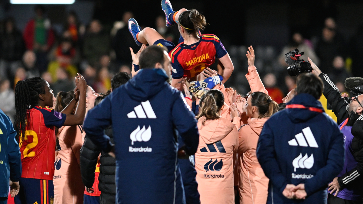 Sus compañeras se rinden a la centenaria Mariona Caldentey: "Es una leyenda"