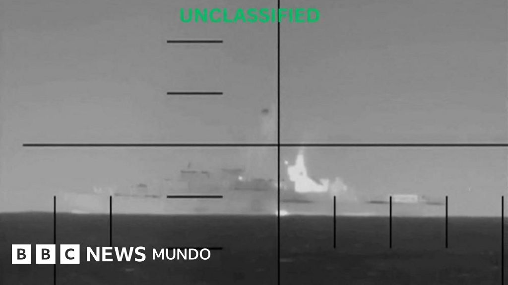 Un submarino de EE.UU. hunde un buque militar iraní y deja al menos 80 muertos y decenas de desaparecidos en el océano Índico