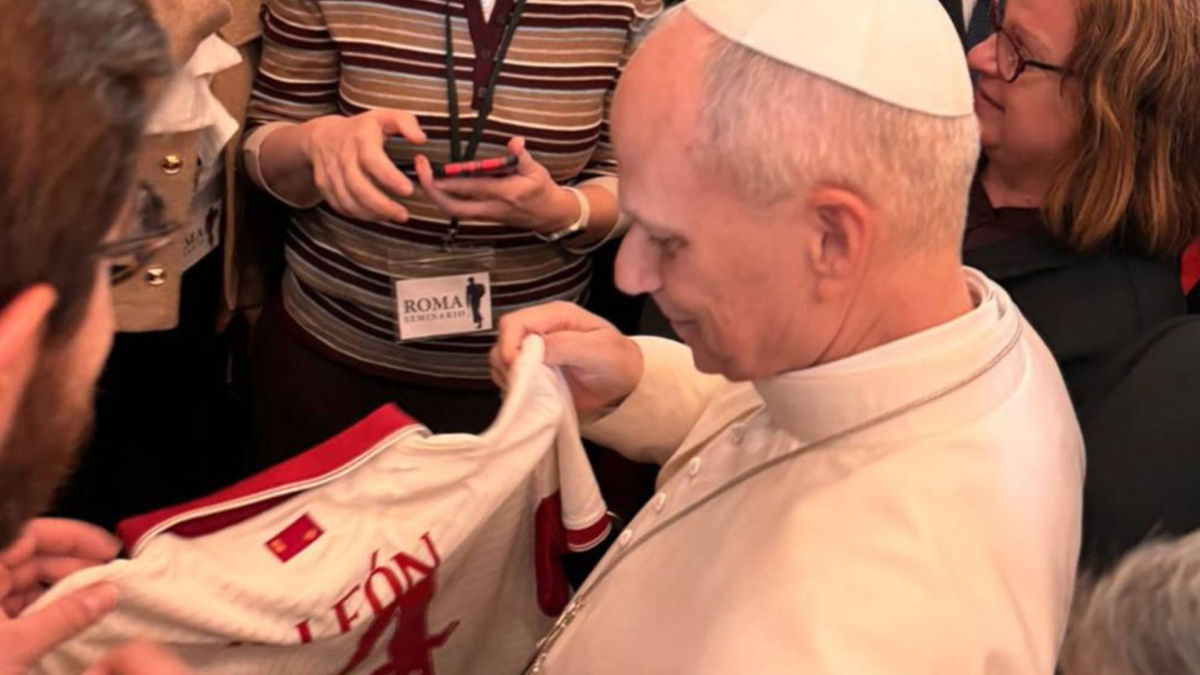 La camiseta viral del Murcia de El Papa León XIV: con el nombre de un mítico...