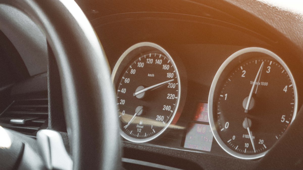 Ir a la cárcel por exceso de velocidad podría ser más fácil en España: así quiere lograrlo el PSOE