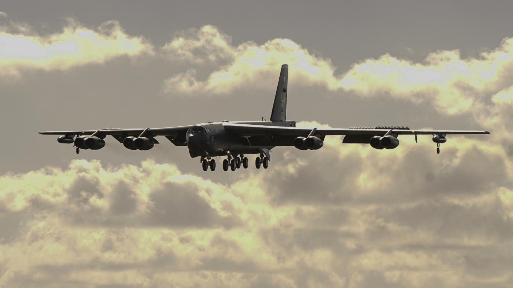Washington lanza ataques de precisión con los bombarderos B-52 contra arsenales de misiles ocultos bajo tierra en Irán