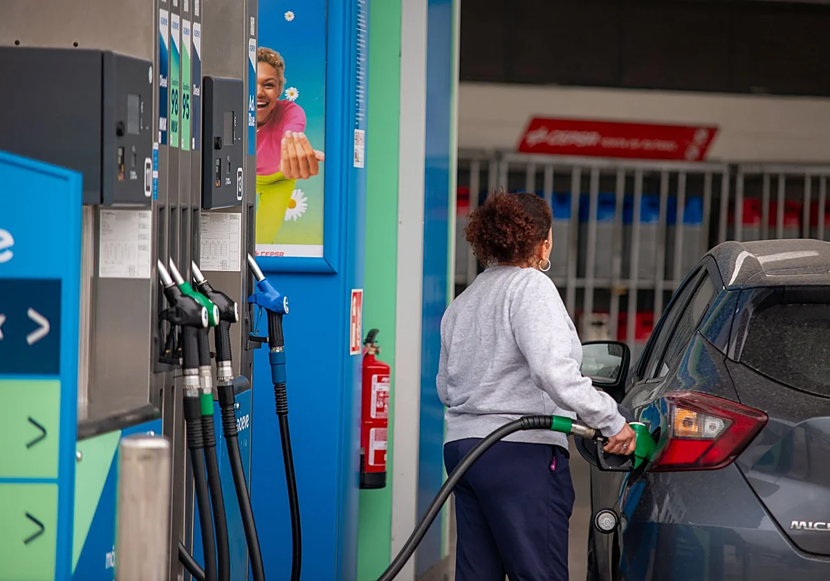 El conflicto en Oriente Medio dispara el precio de los carburantes a máximos de tres meses