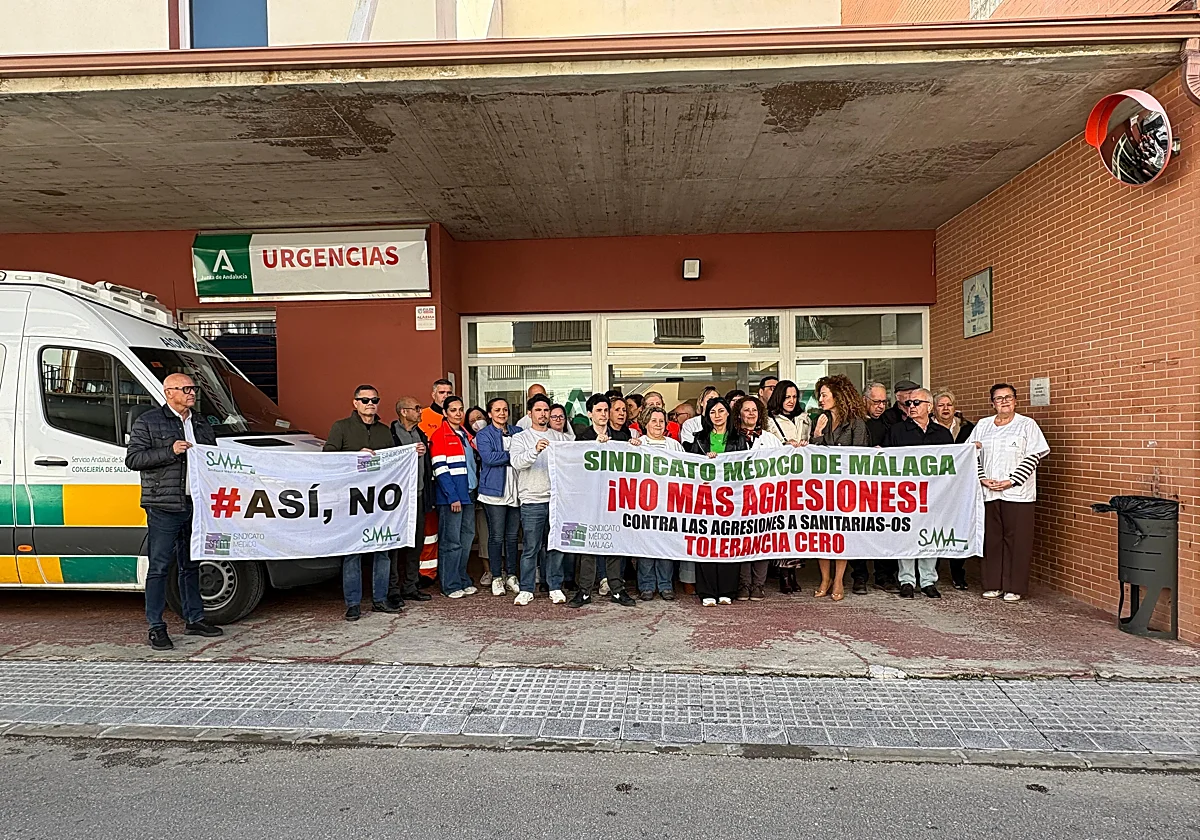 Concentración a las puertas del centro de salud de Alhaurín de la Torre por la agresión a dos facultativos