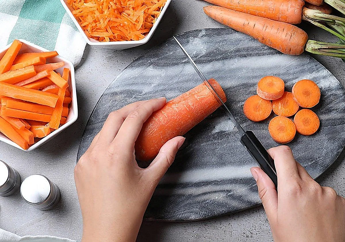 El cocinado importa: la forma de preparar tomate y zanahoria influye en sus beneficios para la salud