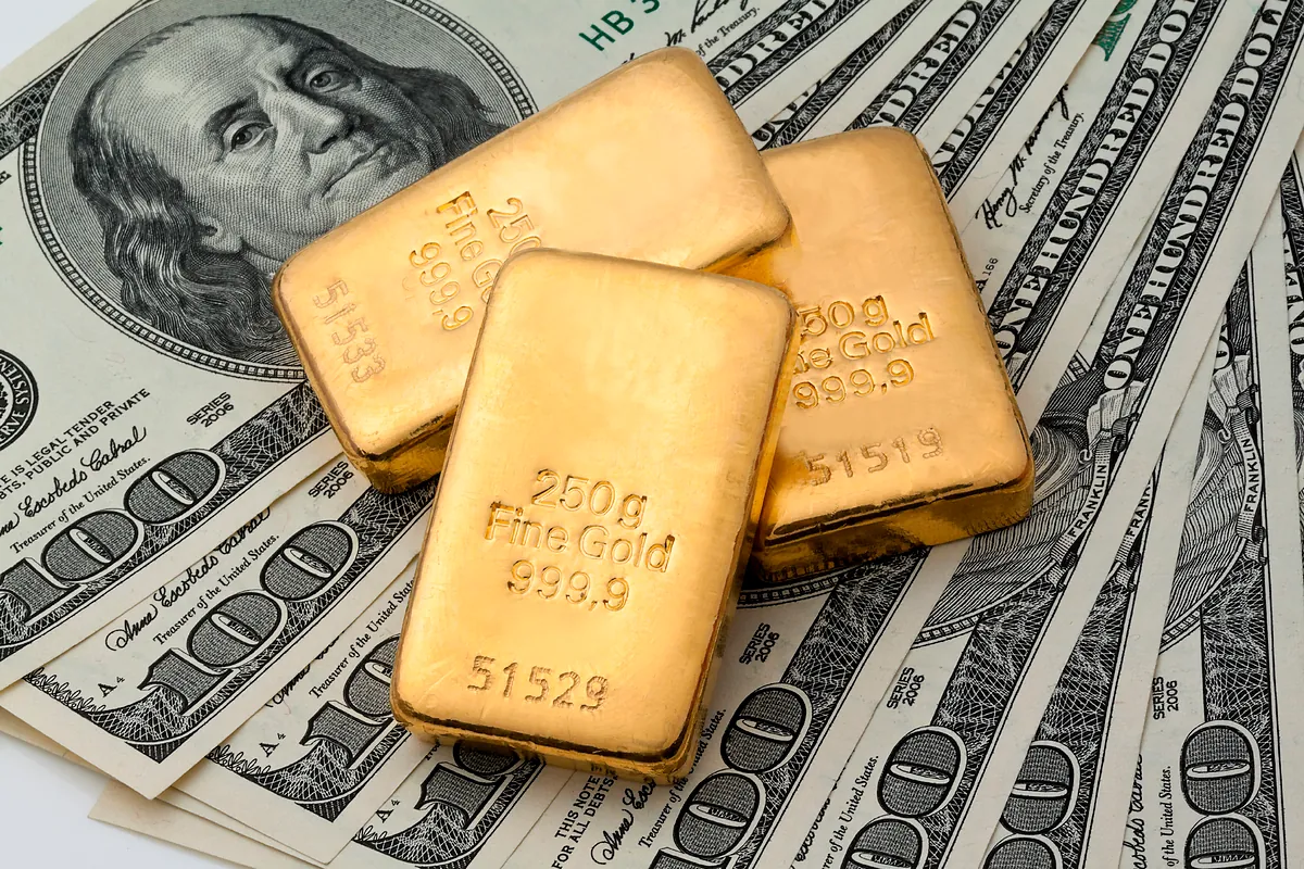 La guerra en Irán devuelve al dólar su trono como activo refugio tras batir al oro